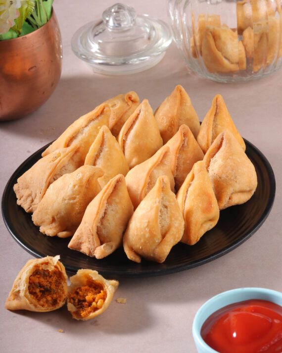 buy Enjoy in the comforting flavors of Dal Samosa, a beloved snack that combines the strong taste of lentils with the crispiness of golden-brown pastry. Handcrafted with care and skill, each samosa is filled with a savory mix of spiced lentils, onions, and herbs, ensuring each bite is stuffed with true taste and texture.