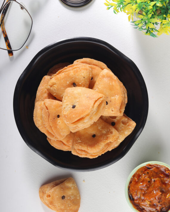 buy Savor the bold flavors of Tikoni Matthi, a beloved Indian snack famous for its fresh texture and tantalizing spiciness. Made from a blend of premium flour, fragrant flavors, and a indicate of heat, each Tikoni Matthi delivers a satisfying crunch with each bite.
